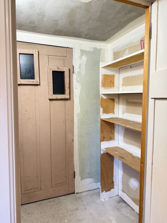 Building Photo - Charming 1 Bedroom Cottage with Bonus Room...