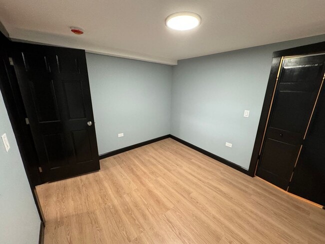 Building Photo - Spacious 1BR Single-Family Near 55th & Whipple — Heat & Hot Water Included