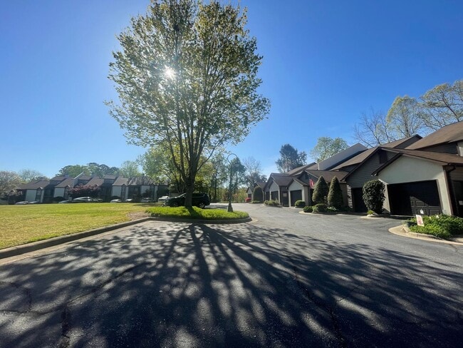 Building Photo - Spacious 2 Bed, 2 Bath Townhouse in Prime Hickory Location – 1,322 Sq. Ft.