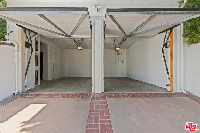 Building Photo - 6484 Ivarene Ave