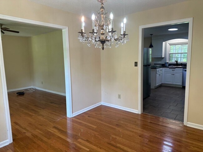Building Photo - 3 bedroom 1.5 bath on Large Lot