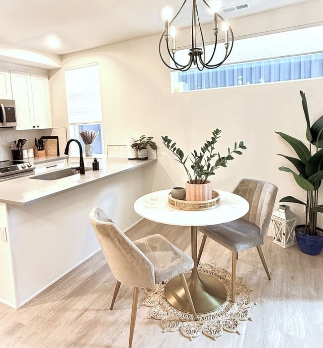 Building Photo - LUX 3BD, 2.5BA University Hills Townhome w...