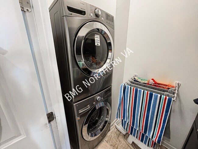 Building Photo - 3190 Yeager Dr