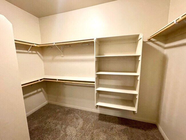 Building Photo - Beautiful 3 Bedroom Home in Hualapai Shadows! *HOME IS CURRENTLY OCCUPIED, PLEASE DO NOT DISTURB ...