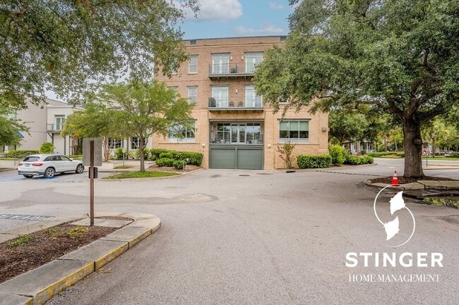 Building Photo - 700 Bay St