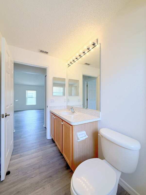 Building Photo - 240 Center Oak Cir
