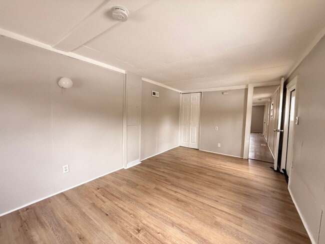 Building Photo - Updated 3 Bedroom House FOR RENT in Laurel Lakes $1550