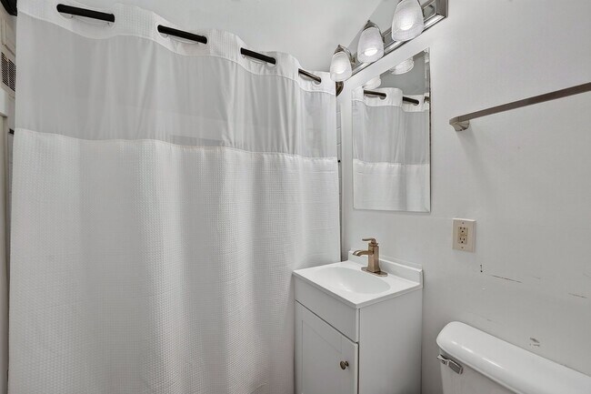 Building Photo - 1424 N 70th St