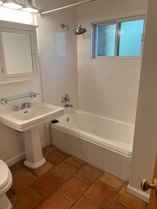 Building Photo - Private 3 Bedroom In Carpinteria