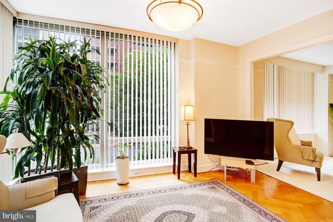 Building Photo - 1155 23rd St NW