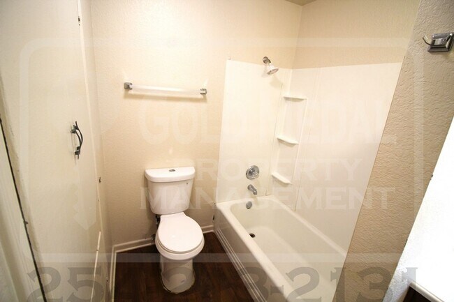 Building Photo - 625 Brook Dr