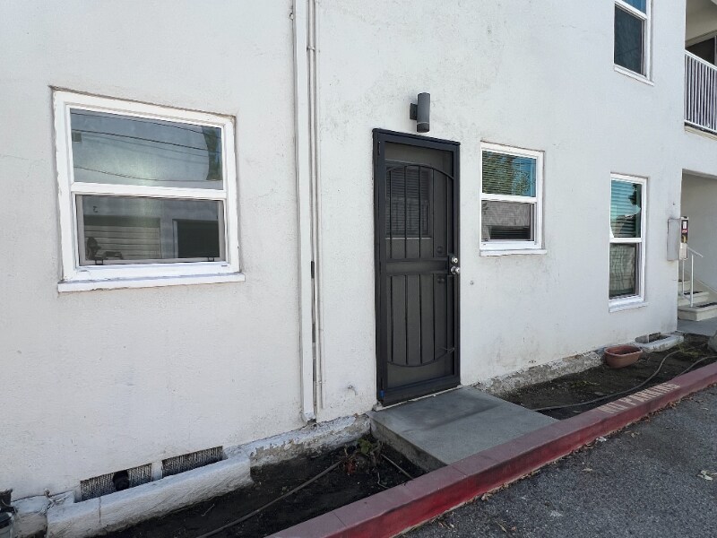 Building Photo - 209 W Maple St