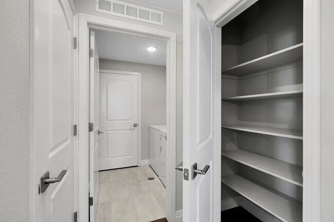 Building Photo - $2,775 - 3 Bed, 3 Bath Condo in Aurora wit...