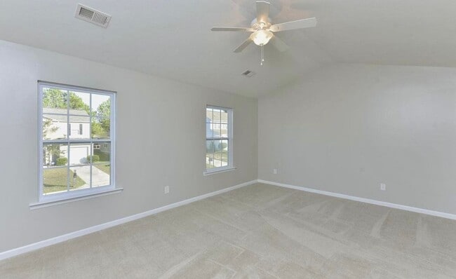 Building Photo - Enjoy the perfect blend of luxury, comfort...
