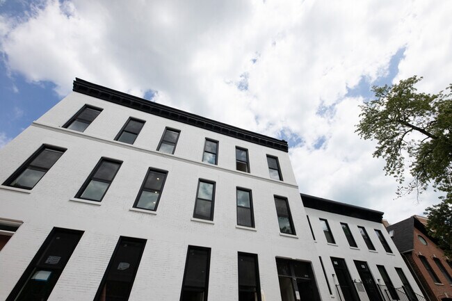 Primary Photo - 846 W Altgeld St