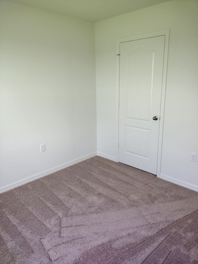 Building Photo - Beautiful 4 bedroom 2.5 Bathroom House For...