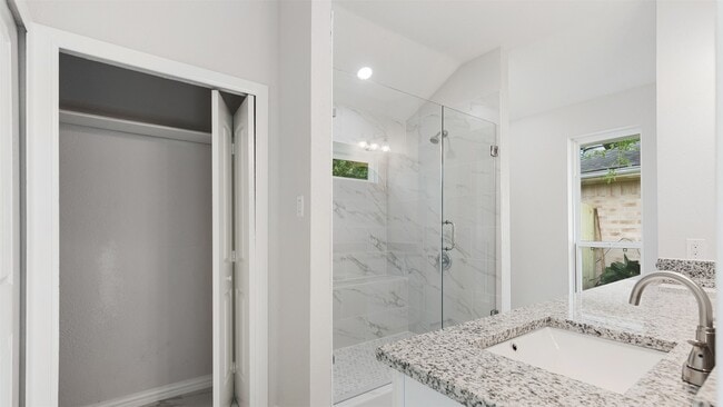 Building Photo - 4007 Green Crest Dr