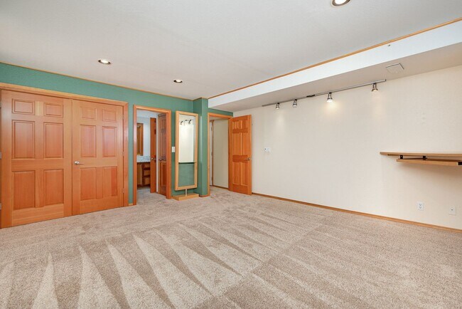 Building Photo - 5 Bed 3 Bath home In Bellevue Available Now