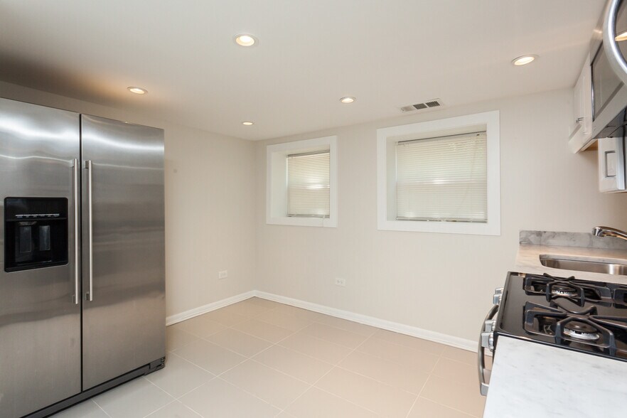 Building Photo - 3604 W Roscoe St