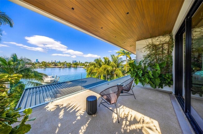 Building Photo - 200 W Rivo Alto Dr