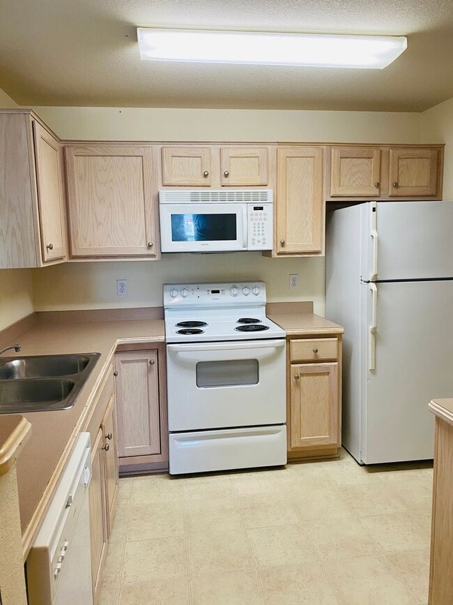 Building Photo - Charming Apartment 3-Bed, 2-Bath Home with...