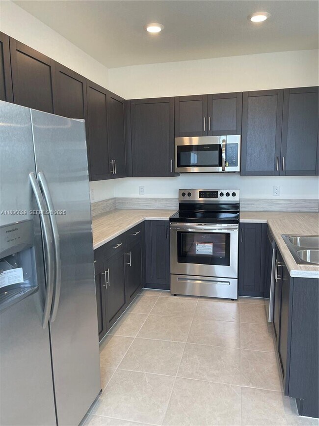 Building Photo - 20588 NE 5th Pl