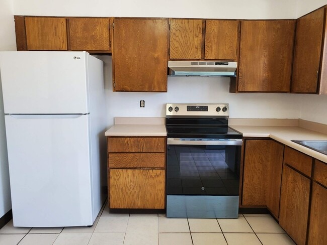 Building Photo - Townhome (end unit) with 2 bedrooms, 1.5 bath