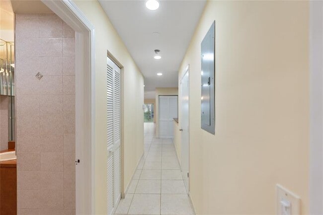 Building Photo - 4935 SW 32nd Ave