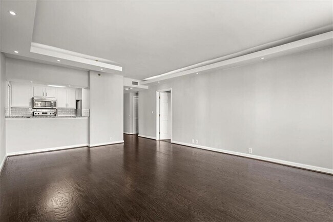 Building Photo - 3481 Lakeside Dr NE
