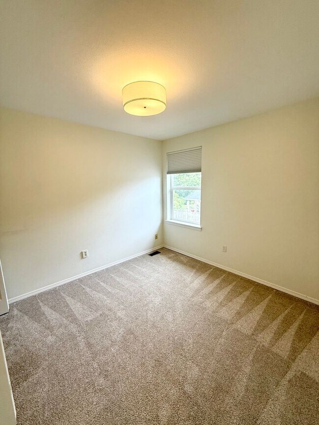 Building Photo - Must-see house in Poulsbo Forest Rock Hill...