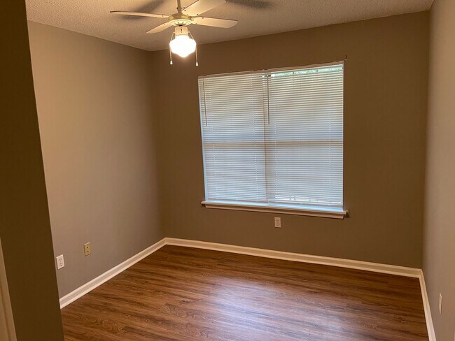 Building Photo - 716 Rosewood Dr