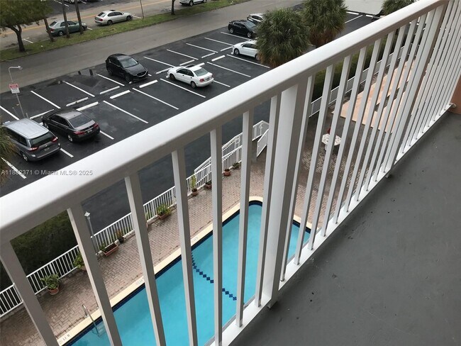 Building Photo - 2200 E Hallandale Beach Blvd