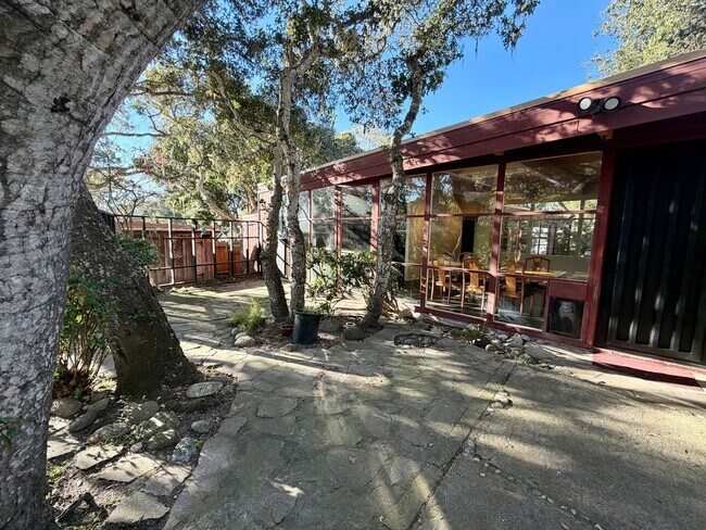 Building Photo - Unique 2 bedroom 2 bath home in Pacific Grove!