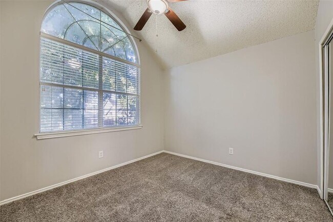 Building Photo - 1321 Overlook Dr