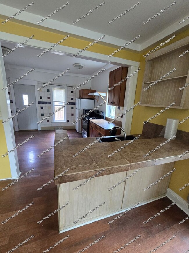Building Photo - Charming 4 Bedroom Home