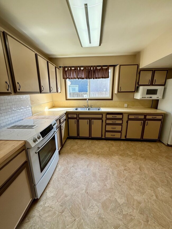 Building Photo - 3 bed 1 one bath house with yard