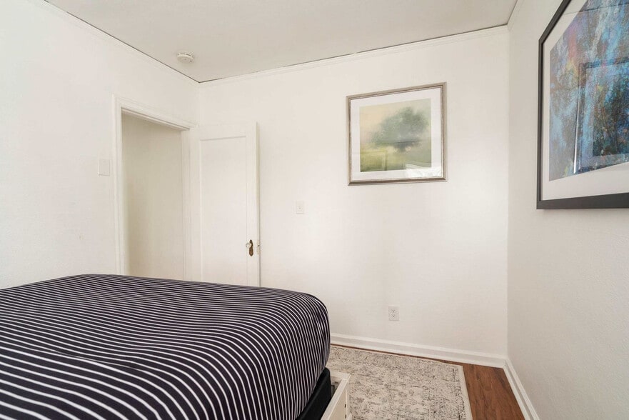 Building Photo - 825 SE 49th Ave