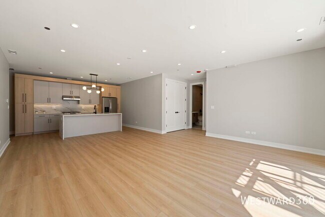 Building Photo - 2354 W Polk St