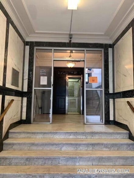 Building Photo - 17-19-19 Washington St S