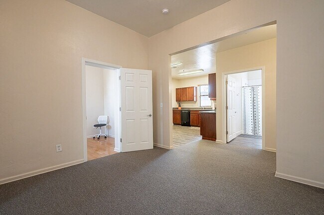 Building Photo - 928 E 6th St