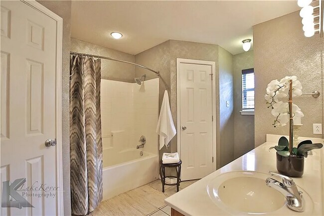 Building Photo - Cute 3-bedroom, 2-bath home