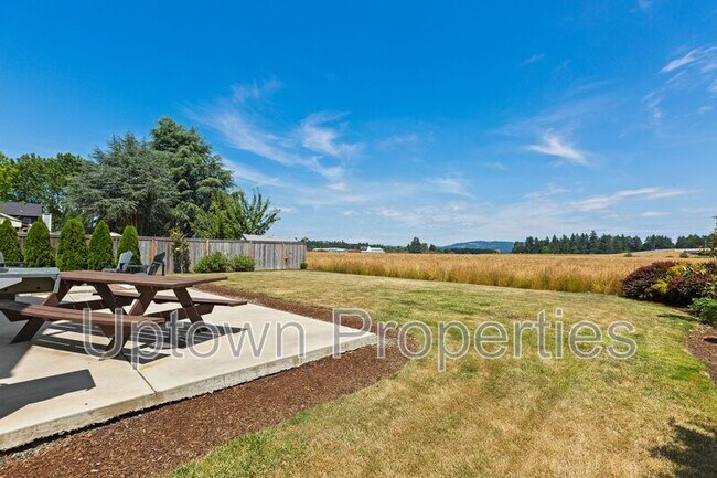 Building Photo - 753 SE Boysen Ln