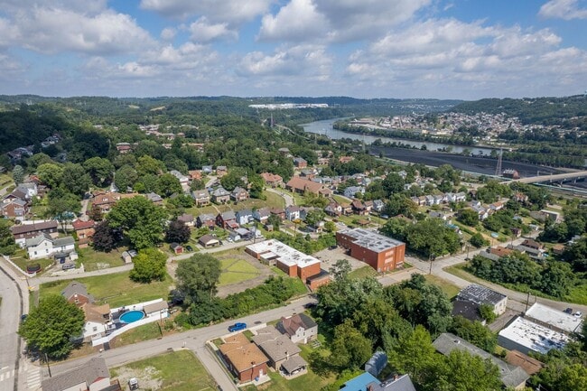 Building Photo - Gorgeous 2 bedroom home in Clairton availa...