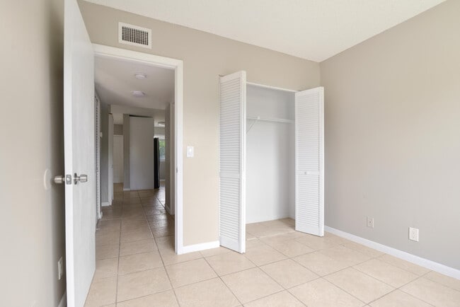 Building Photo - 400 Nottingham Cir