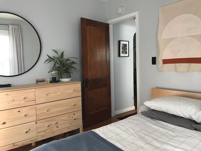 Building Photo - 401 E Cambourne St