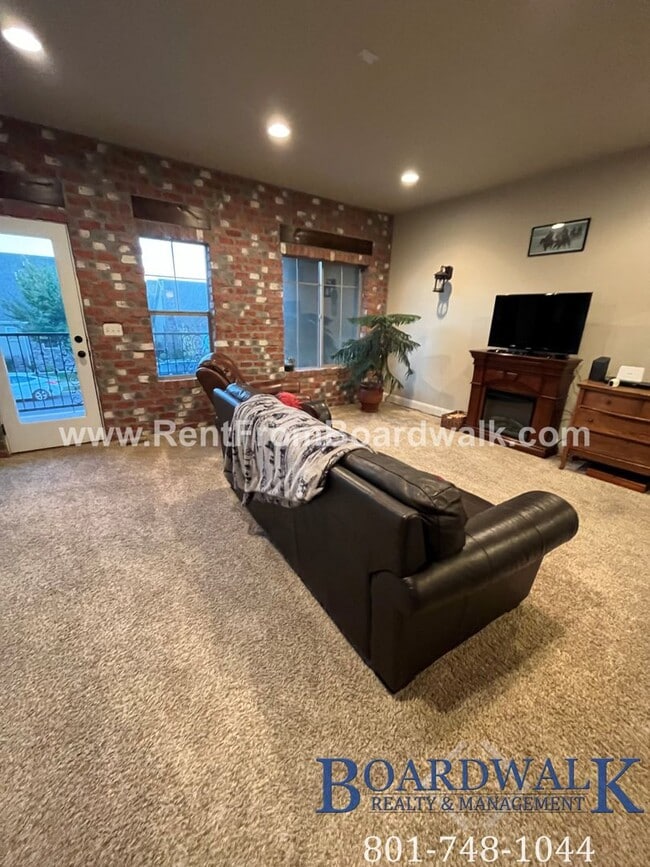 Building Photo - Spectacular 3 bed 2.5 bath in Highland