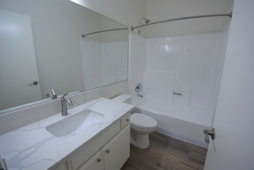 Building Photo - 11107 La Maida St