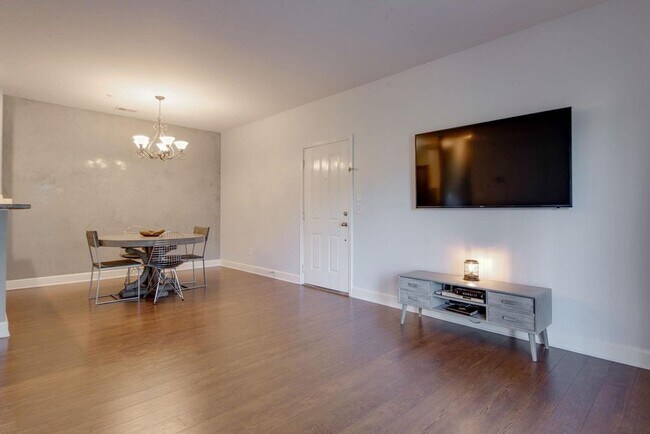 Building Photo - 8231 Lenox Creekside Dr