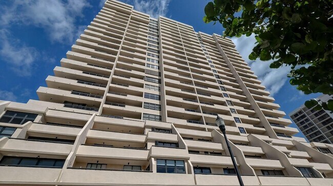 Building Photo - 2555 Collins Ave