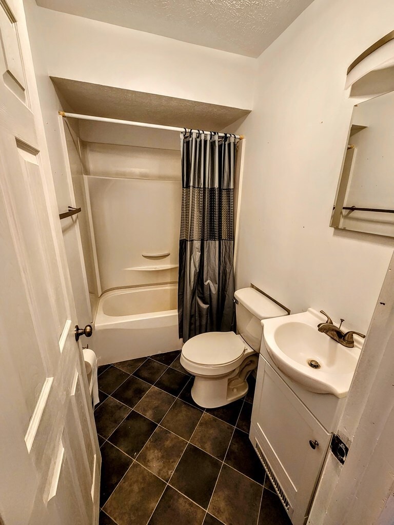 Building Photo - 3 Oak Drive Cir